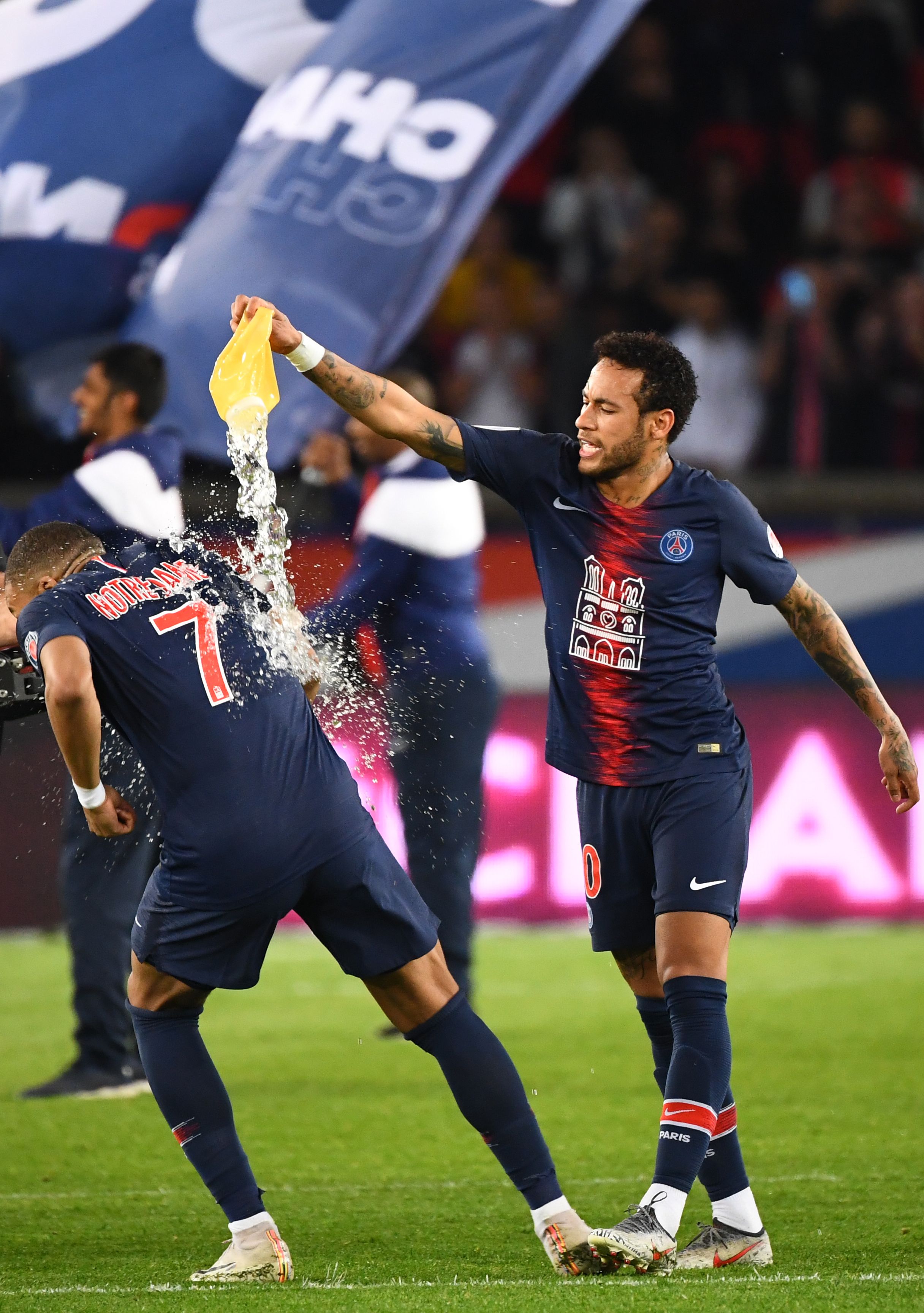 “老大，Gigi，我每天都在想念你们！” —— 凯里·欧文