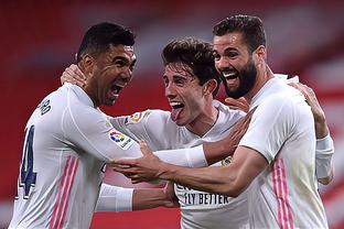 卡尔·瑞普肯在打破纪录后的那个夜晚，围着整个球场跑了一圈与球迷击掌