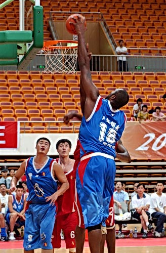 威金顿22+13广州男篮3分险胜新疆 阿不都沙拉木11+11＂